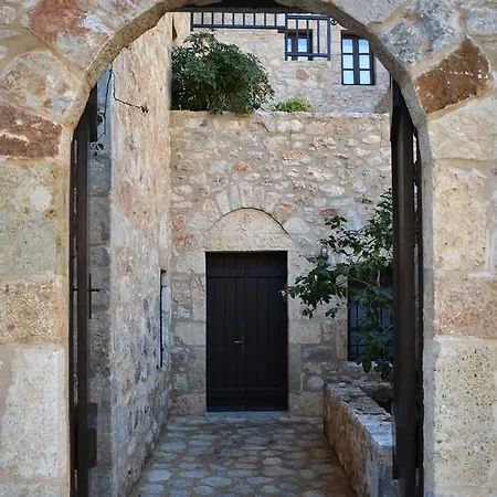 Pyrgoi Theodorakaki: O Hotel